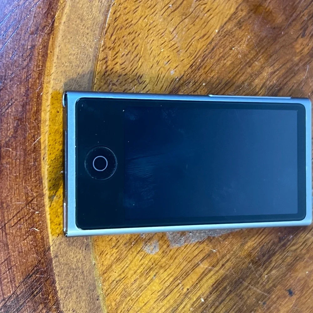 Apple iPod Nano 7th Generation 16GB Silver Model A1446 MP3 Player Bluetooth